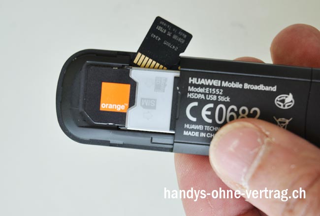Modem mit eingesteckte SIM-Karte und herausstehende Micro-SD-Karte